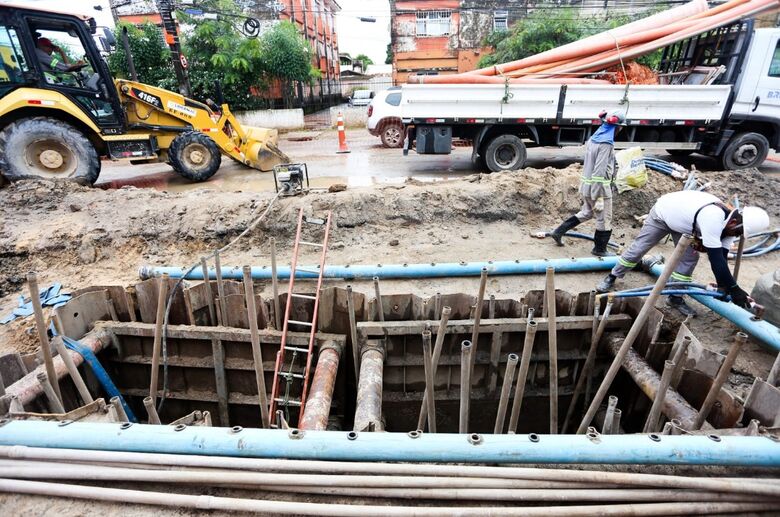 Compesa suspende obra emergencial de esgoto no Ipsep à pedido de comerciantes da área, devido ao período junino. As atividades devem ser retomadas na terça-feira (25).
Foto: Aluísio Moreira/Compesa