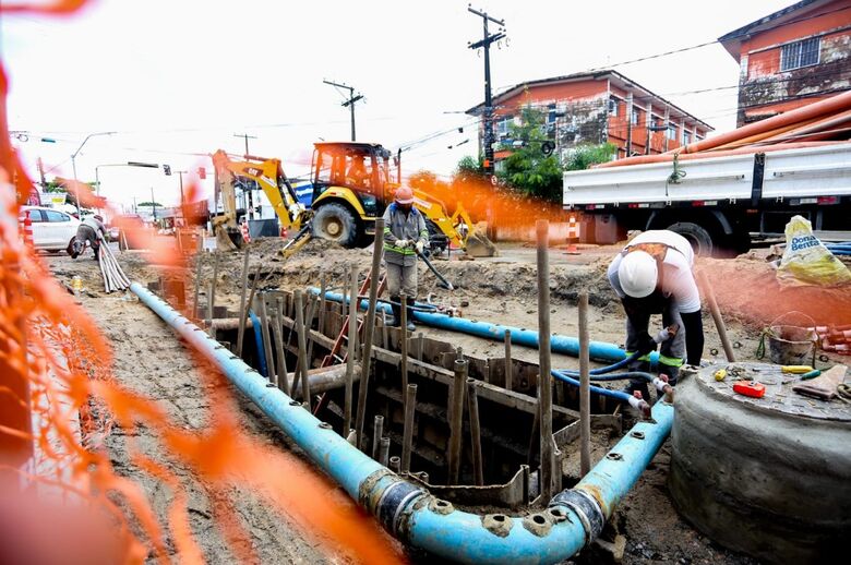 Compesa suspende obra emergencial de esgoto no Ipsep à pedido de comerciantes da área, devido ao período junino. As atividades devem ser retomadas na terça-feira (25).
Foto: Aluísio Moreira/Compesa