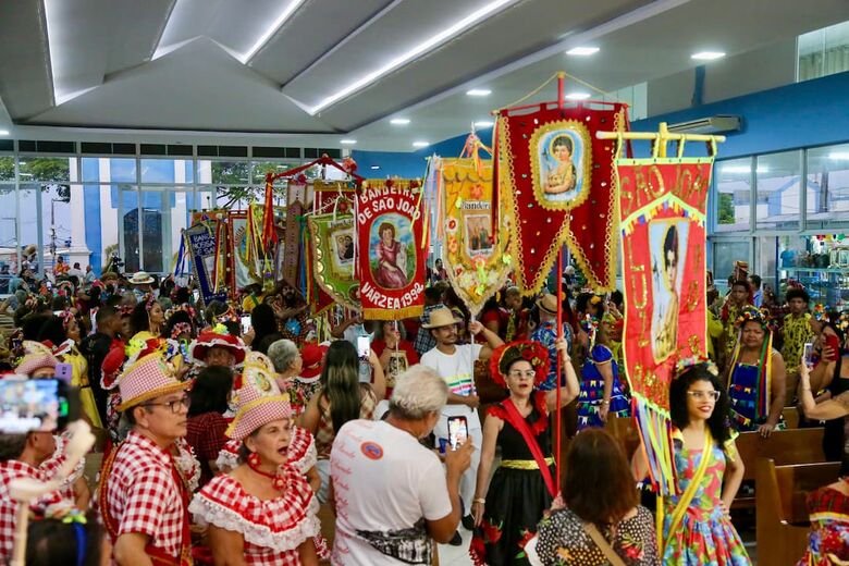 Procissão das Bandeiras Juninas - Foto: Alexandre Aroeira/Folha de Pernambuco