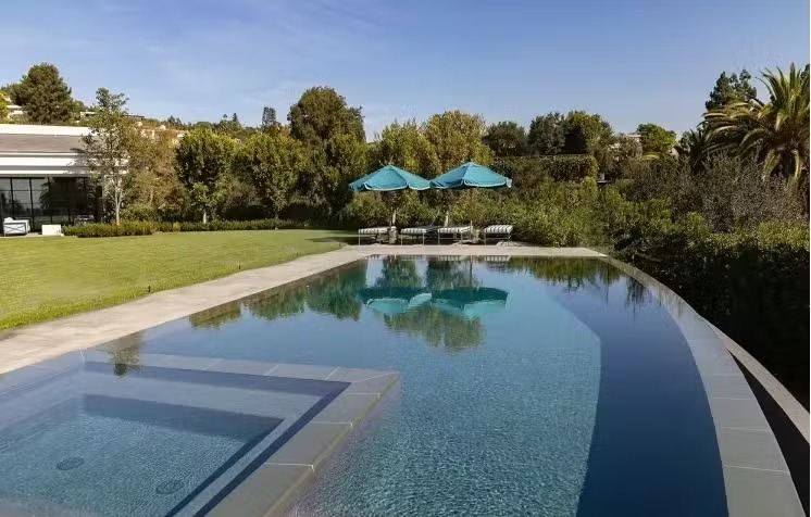 Piscina em área externa na mansão de Jennifer Lopez e Ben Affleck (Foto: Divulgação)