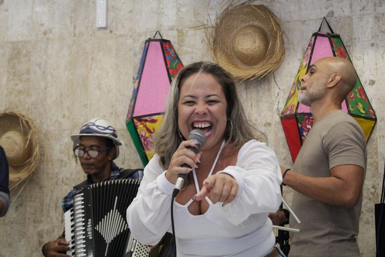 Cilene Menezes anima manhã do Hemope. Foto: Paulo André Pedrosa/Folha de Pernambuco