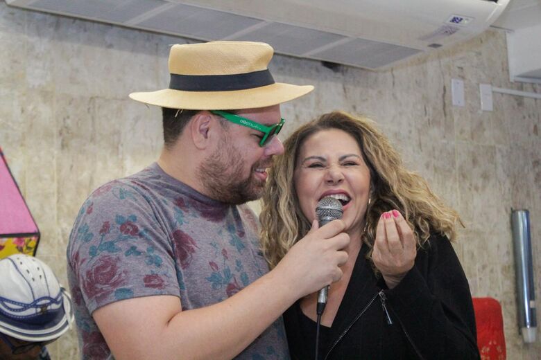 Cristina Amaral e Amauri Nascimento animam a manhã do Hemope. Foto: Paulo André Pedrosa/Folha de Pernambuco