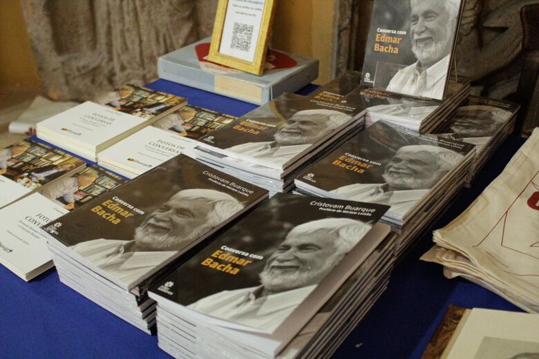 Ex-ministro Cristovam Buarque lança