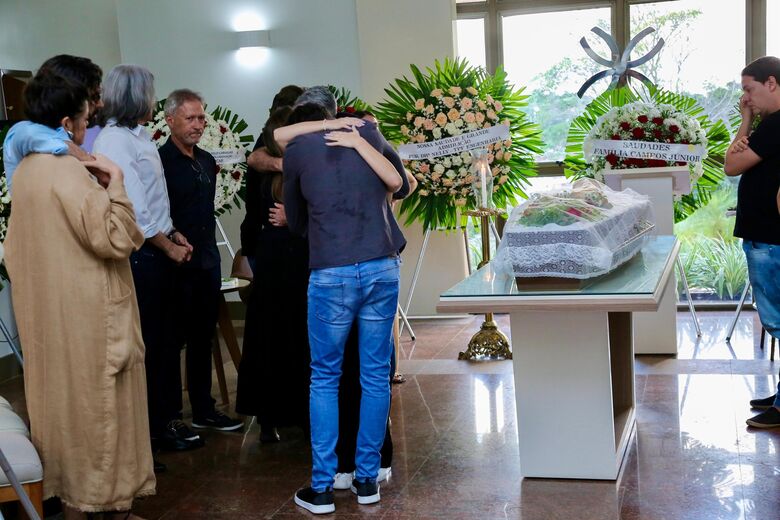 Velório da professora e escritora Nelly Carvalho no cemitério Morada da Paz |Foto: Alexandre Aroeira/Folha de Pernambuco