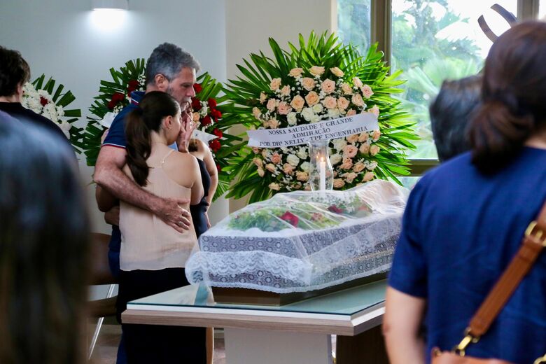 Velório da professora e escritora Nelly Carvalho no cemitério Morada da Paz |Foto: Alexandre Aroeira/Folha de Pernambuco