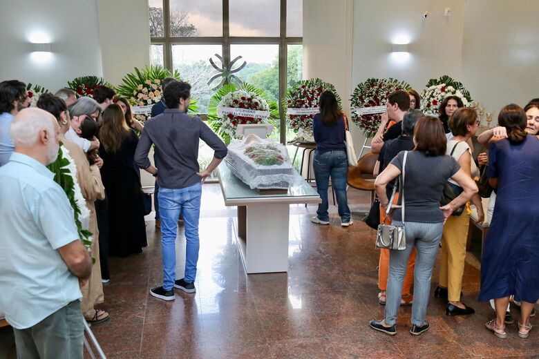 Velório da professora e escritora Nelly Carvalho no cemitério Morada da Paz |Foto: Alexandre Aroeira/Folha de Pernambuco