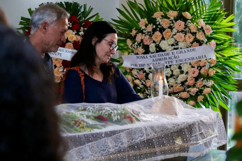 Velório da professora e escritora Nelly Carvalho no cemitério Morada da Paz |Foto: Alexandre Aroeira/Folha de Pernambuco