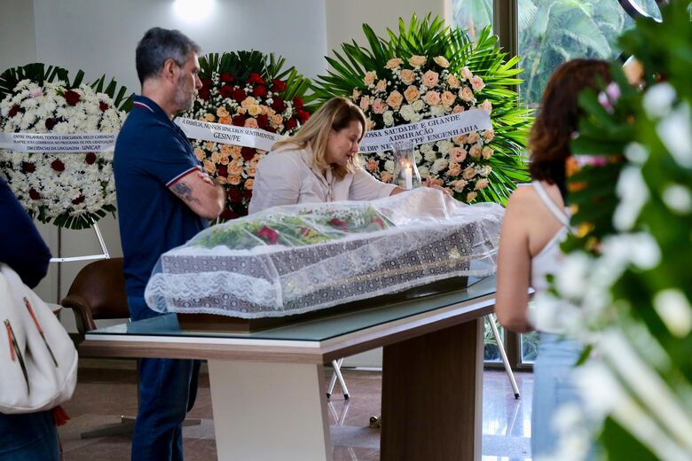 Velório da professora e escritora Nelly Carvalho no cemitério Morada da Paz |Foto: Alexandre Aroeira/Folha de Pernambuco