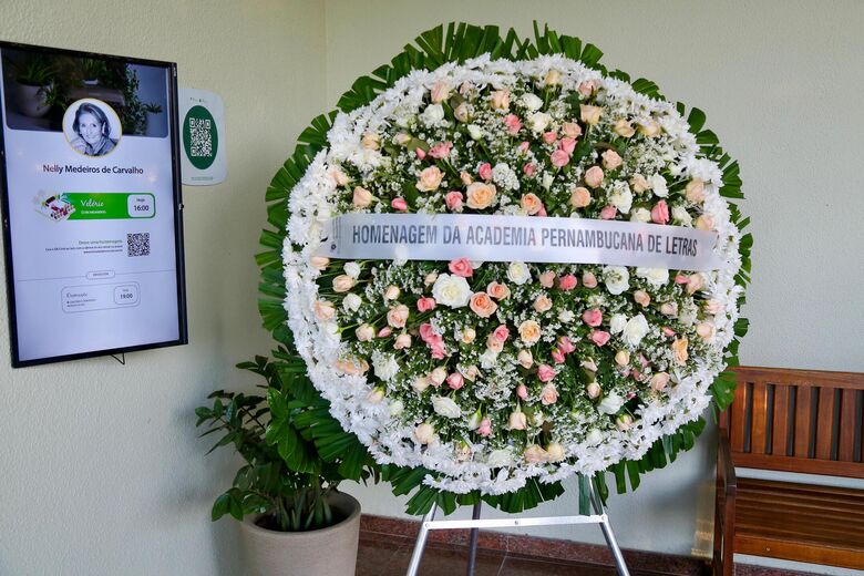 Velório da professora e escritora Nelly Carvalho no cemitério Morada da Paz |Foto: Alexandre Aroeira/Folha de Pernambuco