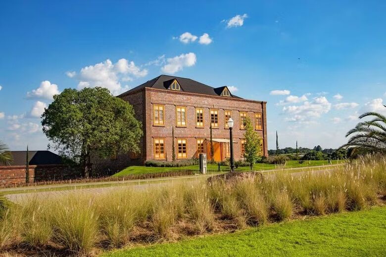 Estilo inglês, 5 suítes e vista para campo: nova mansão de Ana Hickmann e Edu Guedes é avaliada em R$ 4,5 milhões  Foto: Reprodução