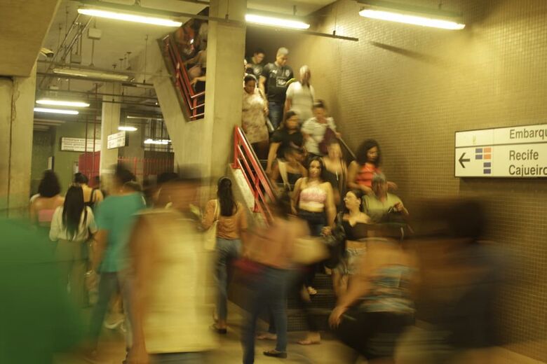 Paralisação da Linha Sul do metrô prejudica passageiros do Grande Recife - Foto: Paulo André Pedrosa/Folha de Pernambuco.