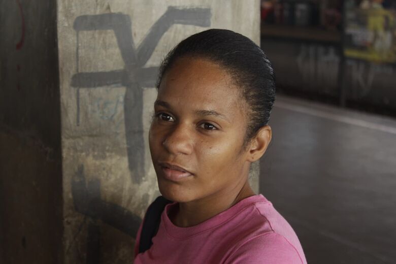  Paralisação da Linha Sul do metrô prejudica passageiros do Grande Recife - Na foto: Natália da Silva, diarista de 32 anos - Foto: Paulo André Pedrosa/Folha de Pernambuco.