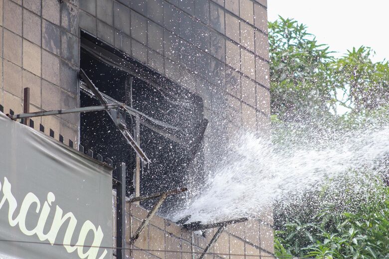 Incêndio aconteceu na manhã desta quinta-feira (20), num prédio, em Camaragibe | Foto: Walli Fontenele/Folha de Pernambuco