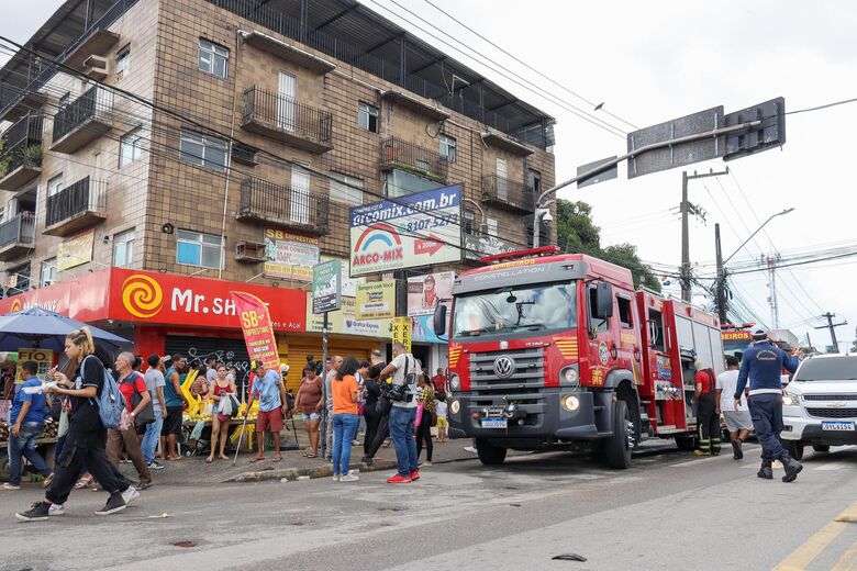 Incêndio aconteceu na manhã desta quinta-feira (20), num prédio, em Camaragibe | Foto: Walli Fontenele/Folha de Pernambuco