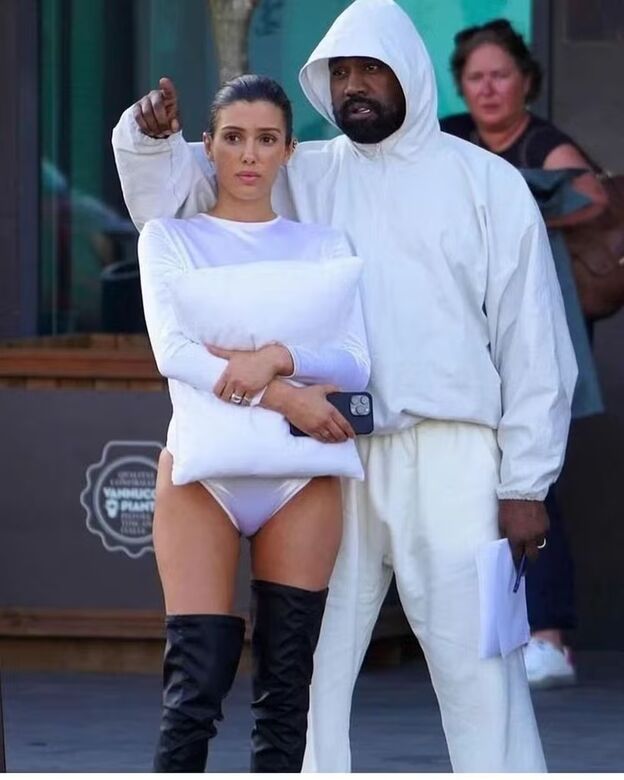 Looks de Bianca Censori, esposa de Kanye West, causam na web  Foto: Instagram (@biancacesori)