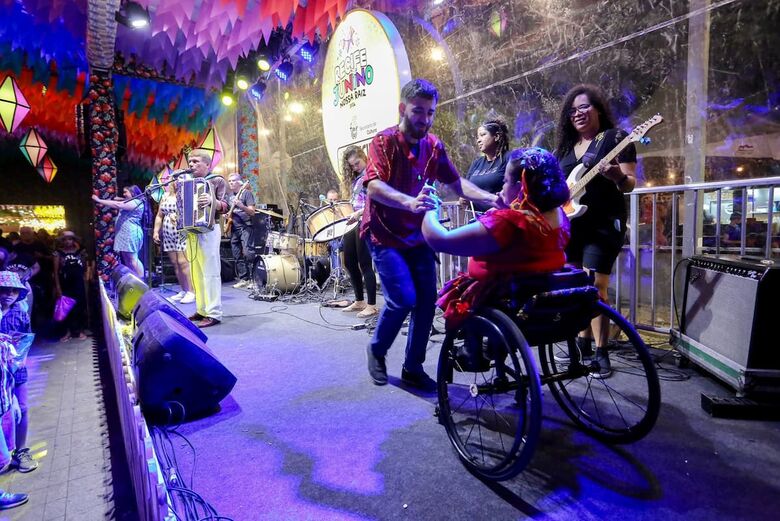 Show de Muniz do Arrasta pé bi Polo da Av. Rio Branco //Foto: Alexandre Aroeira / Folha de Pernambuco.