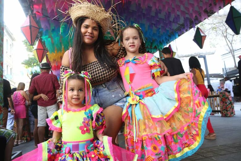 A vendedora Bruna Kaline e as filhas.
Foto: Paullo Allmeida/Folha de Pernambuco