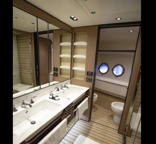 Banheiro - Iate Azimut Grande 27 Metri. Foto: Reprodução