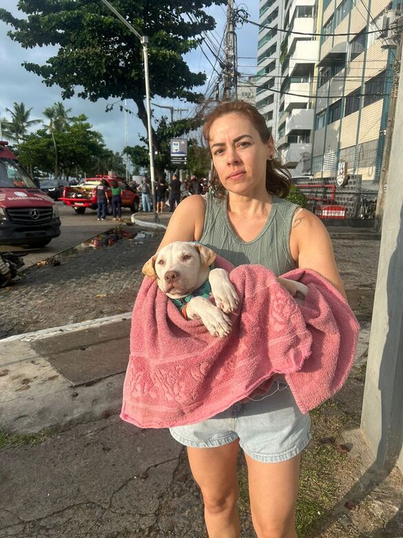 Cecile Carvalho segura o cachorro nos braços. - Foto: Cortesia/Taciana Góes