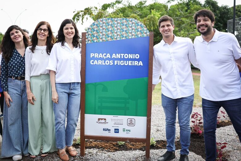 Entrega de praça que homenageia Antonio Carlos Figueira, no Recife (Foto: Rodolfo Loepert/Prefeitura do Recife)