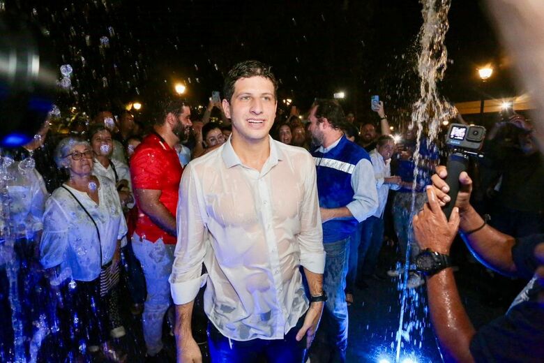 Em um momento de descontração, o prefeito João Campos aproveitou para percorrer entre os feixes de água, causando animação do público que estava no local. Foto: Alexandre Aroeira // Folha de Pernambuco