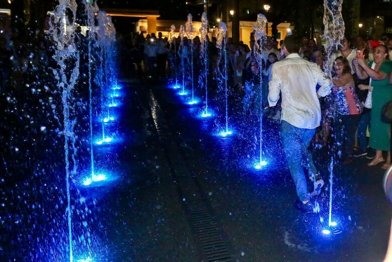 Em um momento de descontração, o prefeito João Campos aproveitou para percorrer entre os feixes de água, causando animação do público que estava no local. Foto: Alexandre Aroeira // Folha de Pernambuco