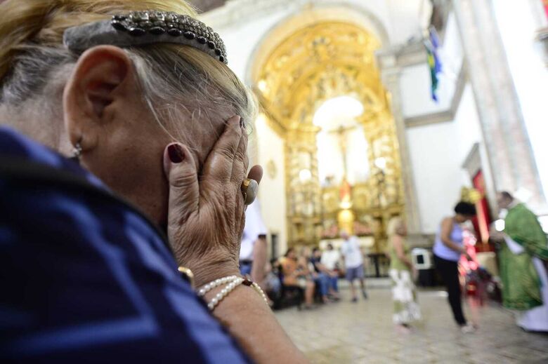 Missa Festiva com a consagração e imposição do Escapulário na Basílica de Nossa Senhora do Carmo. Foto: Ricardo Fernandes/Folha de Pernambuco