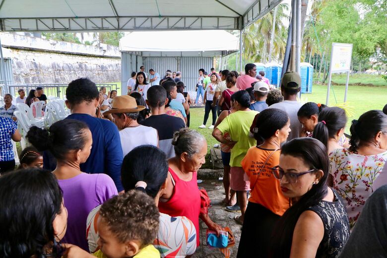 Dia da Solidariedade // atendimento de cidadania, saúde, beleza e bem-estar. // Fotos: Paullo Allmeida/Folha de Pernambuco