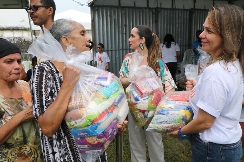Dia da Solidariedade // atendimento de cidadania, saúde, beleza e bem-estar. // Fotos: Paullo Allmeida/Folha de Pernambuco