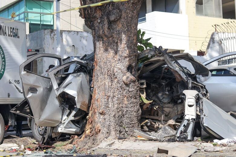 Veículo ficou completamente destruído | Foto: Walli Fontenele/Folha de Pernambuco