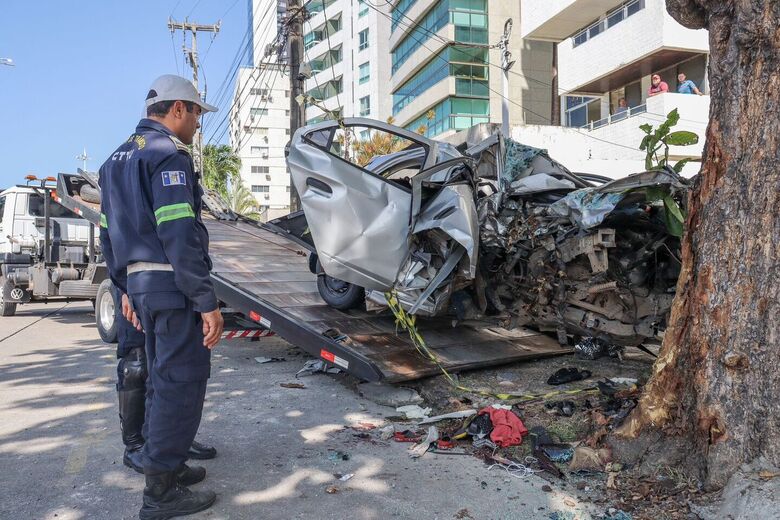 Veículo ficou completamente destruído | Foto: Walli Fontenele/Folha de Pernambuco
