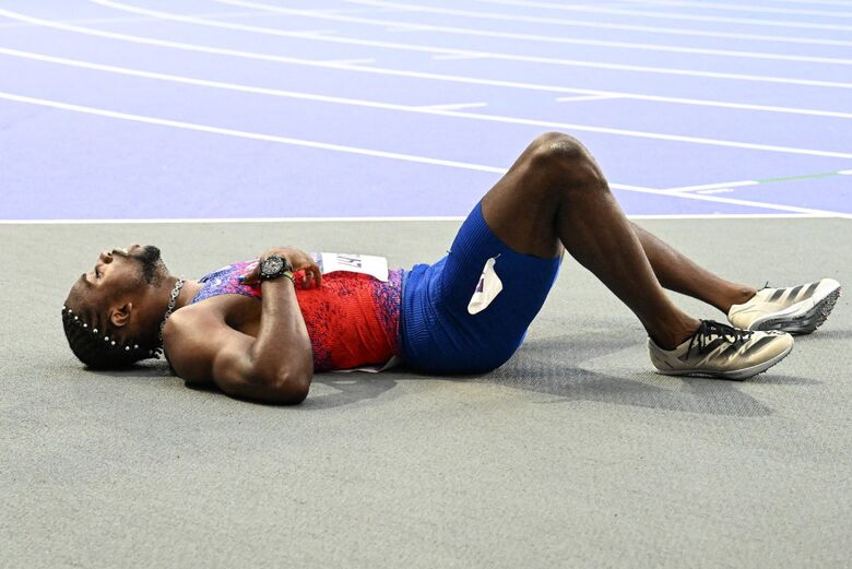 Noah Lyles terminou a prova ofegante. Foto: JEWEL SAMAD/ AFP