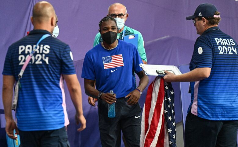Noah Lyles visto antes da prova de máscara. Foto: JEWEL SAMAD/ AFP