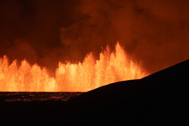 Erupção vulcânica se estende na Islândia (Foto:Ael Kermarec/AFP)