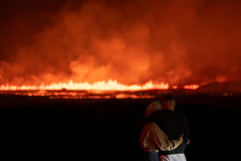 Erupção vulcânica se estende na Islândia (Foto:Ael Kermarec/AFP)