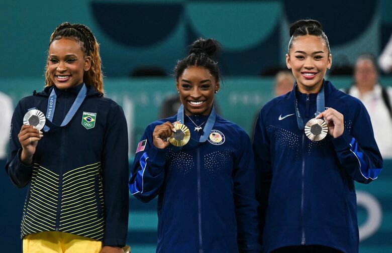Rebeca Andrade, medalhista de prata, ao lado das norte-americanas Simone Biles (ouro) e Sunisa Lee (bronze)