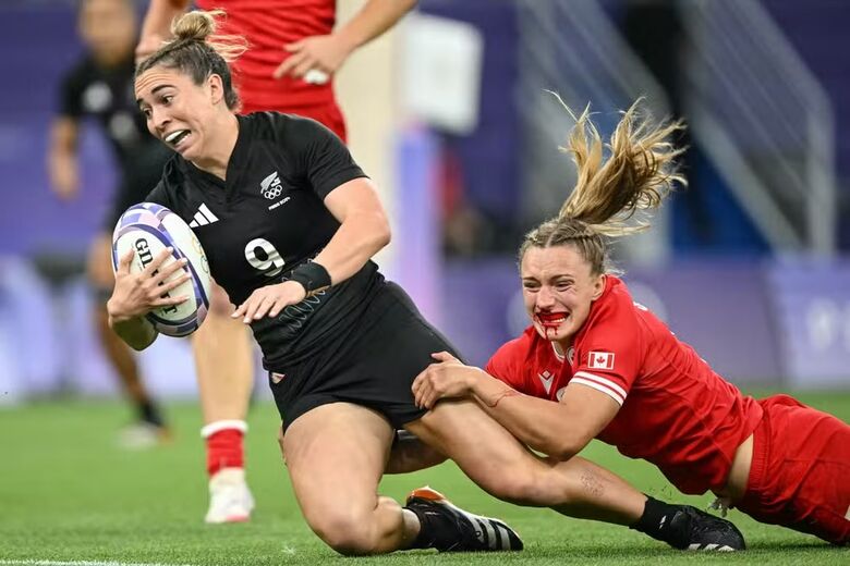 Canadense Krissy Scurfield agarra jogadora da Nova Zelândia, no duelo de rugby das Olimpíadas. Foto: Carl de Souza/AFP