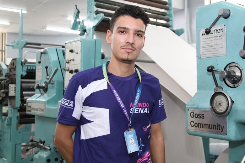 Professor do curso de Eletrotécnica do SENAI, Alexandre Uchoa - Foto: Davi de Queiroz/Folha de Pernambuco