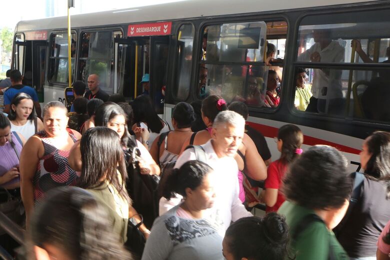 Primeiro dia da greve dos rodoviários do Grande Recife tem movimentação intensa em terminais (Foto: Arthur Mota/Folha de Pernambuco)