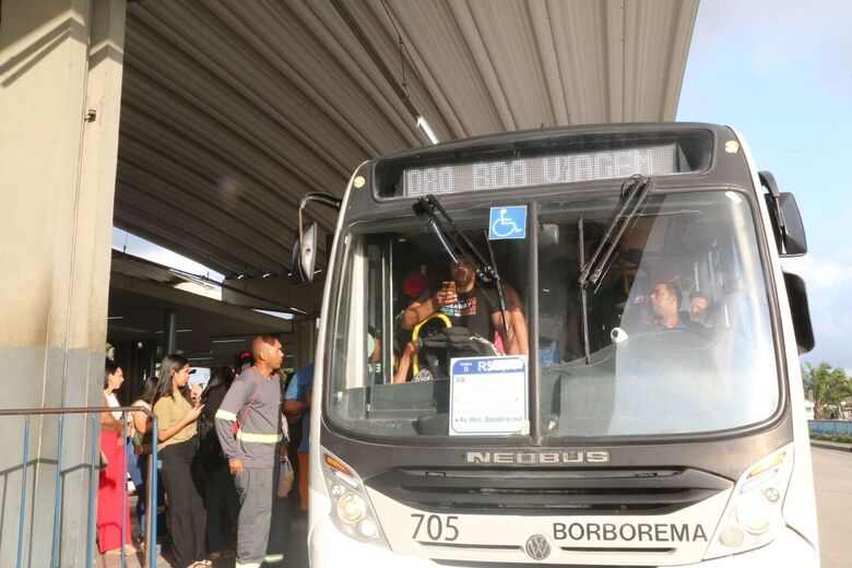 Primeiro dia da greve dos rodoviários do Grande Recife tem movimentação intensa em terminais (Foto: Arthur Mota/Folha de Pernambuco)