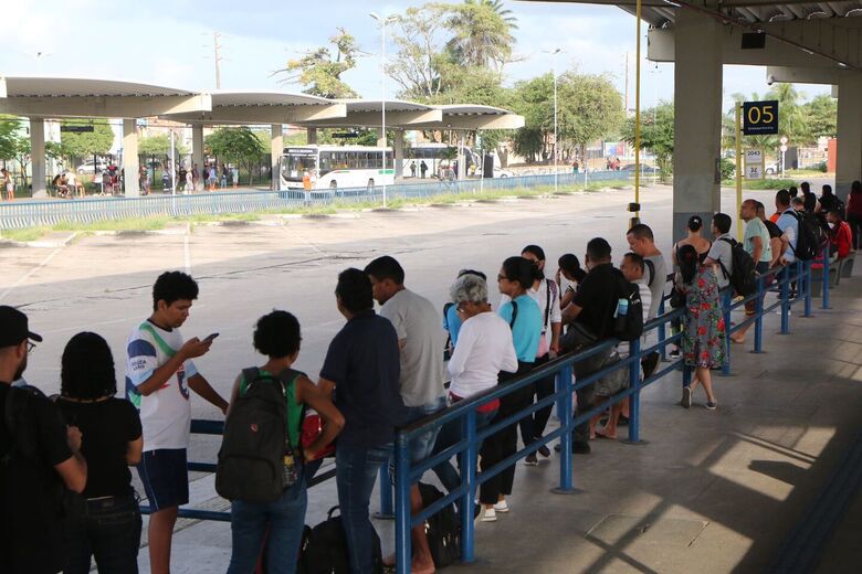 Primeiro dia da greve dos rodoviários do Grande Recife tem movimentação intensa em terminais (Foto: Arthur Mota/Folha de Pernambuco)