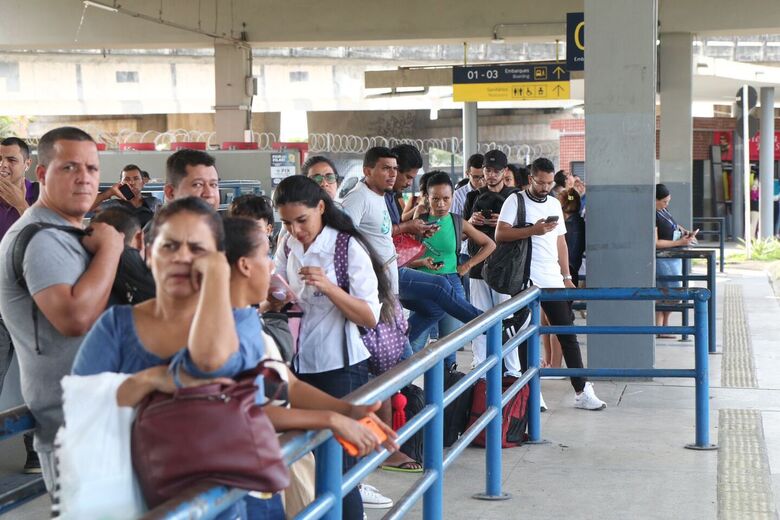 Primeiro dia da greve dos rodoviários do Grande Recife tem movimentação intensa em terminais (Foto: Arthur Mota/Folha de Pernambuco)