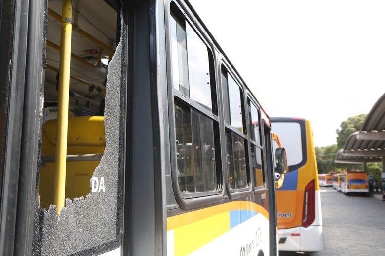 Passageiros sofrem para conseguir transporte no Terminal Integrado da PE-15, em Olinda | Foto: Arthur Mota/Folha de Pernambuco
