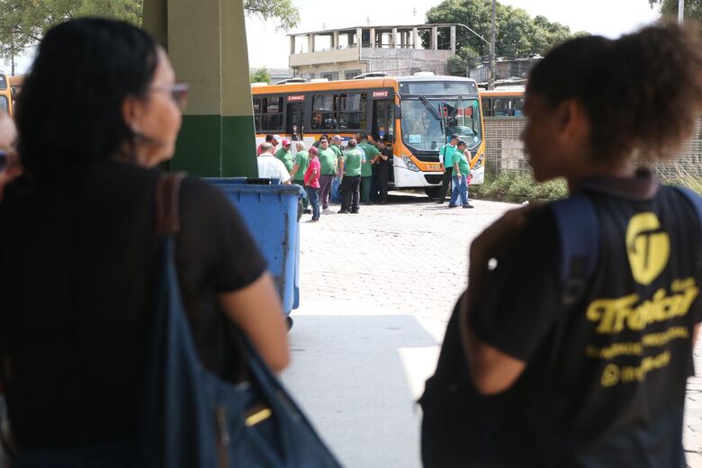 Passageiros sofrem para conseguir transporte no Terminal Integrado da PE-15, em Olinda | Foto: Arthur Mota/Folha de Pernambuco