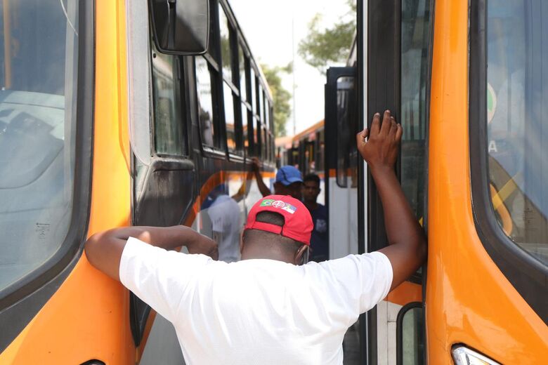 Passageiros sofrem para conseguir transporte no Terminal Integrado da PE-15, em Olinda | Foto: Arthur Mota/Folha de Pernambuco