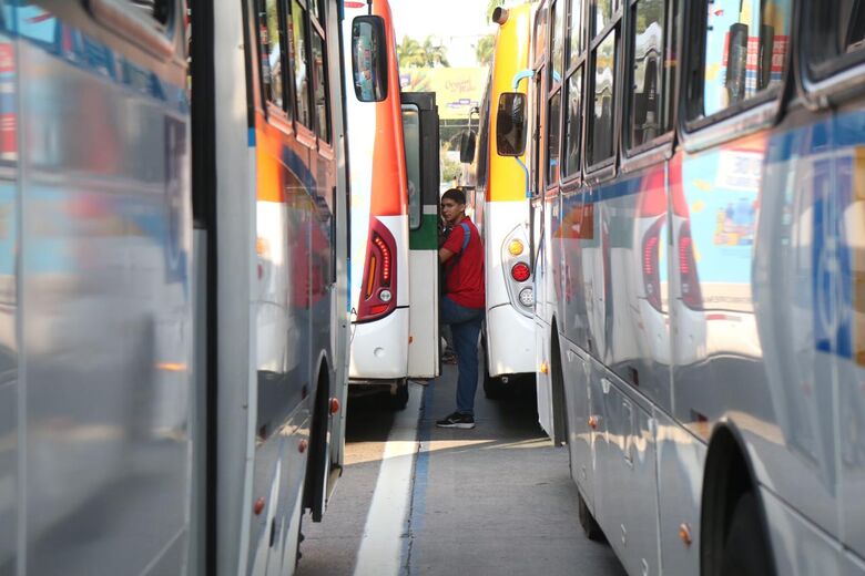 Ônibus estacionados na av. Agamenon Magalhães (Foto: Arthur Mota/Folha de Pernambuco)