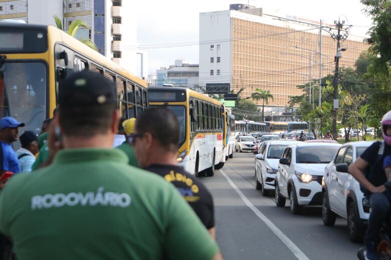 Ônibus estacionados na av. Agamenon Magalhães (Foto: Arthur Mota/Folha de Pernambuco)