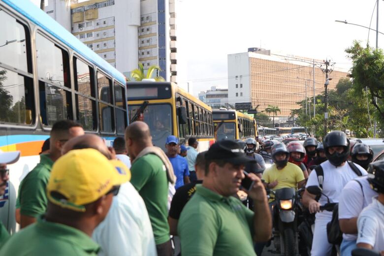 Ônibus estacionados na av. Agamenon Magalhães (Foto: Arthur Mota/Folha de Pernambuco)