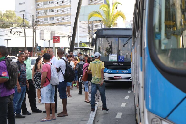 Ônibus estacionados na av. Agamenon Magalhães (Foto: Arthur Mota/Folha de Pernambuco)