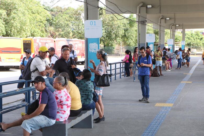 Movimentação no TI Barro no 2º dia de paralisação | Foto: Arthur Mota/Folha de Pernambuco